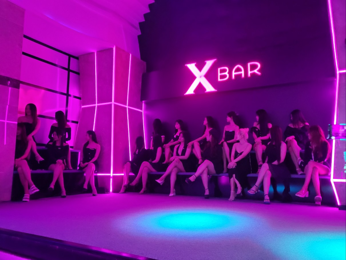 Da Nang X-BAR Lounge Talking Bar